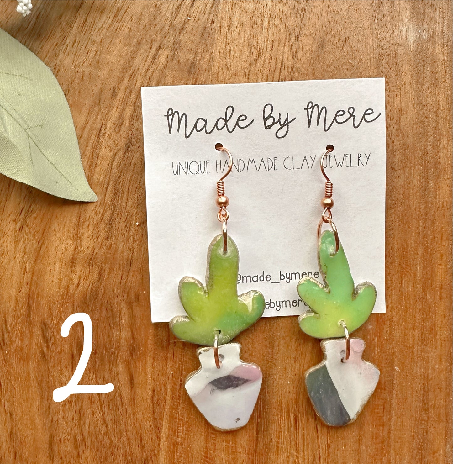 Marbled plant dangles
