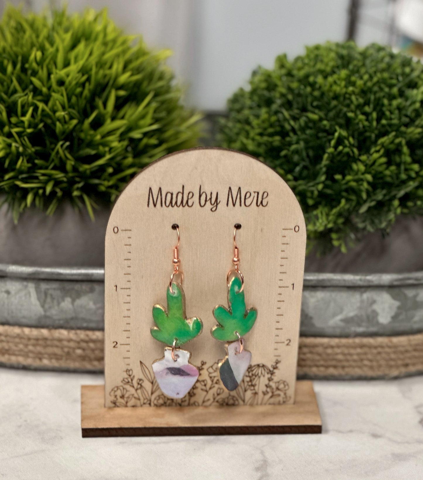 Marbled plant dangles