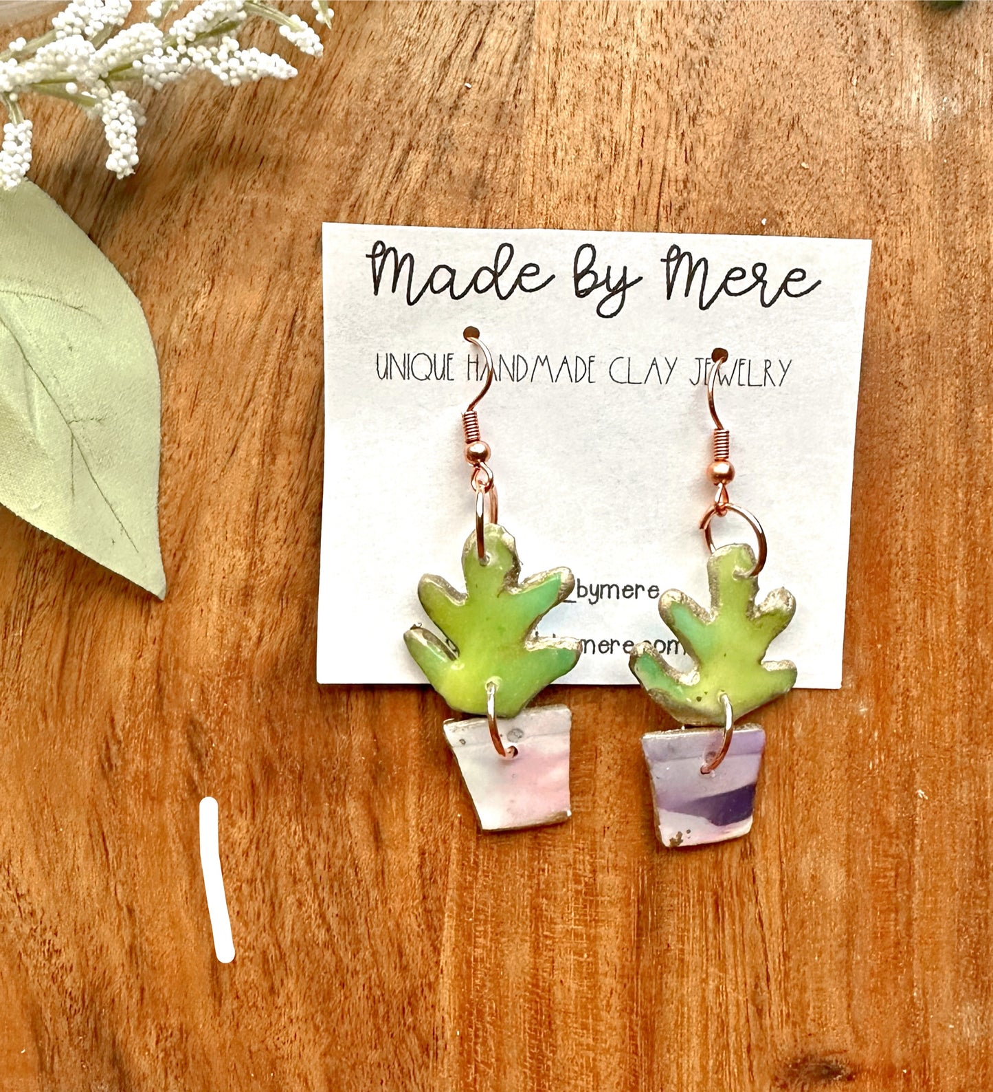 Marbled plant dangles