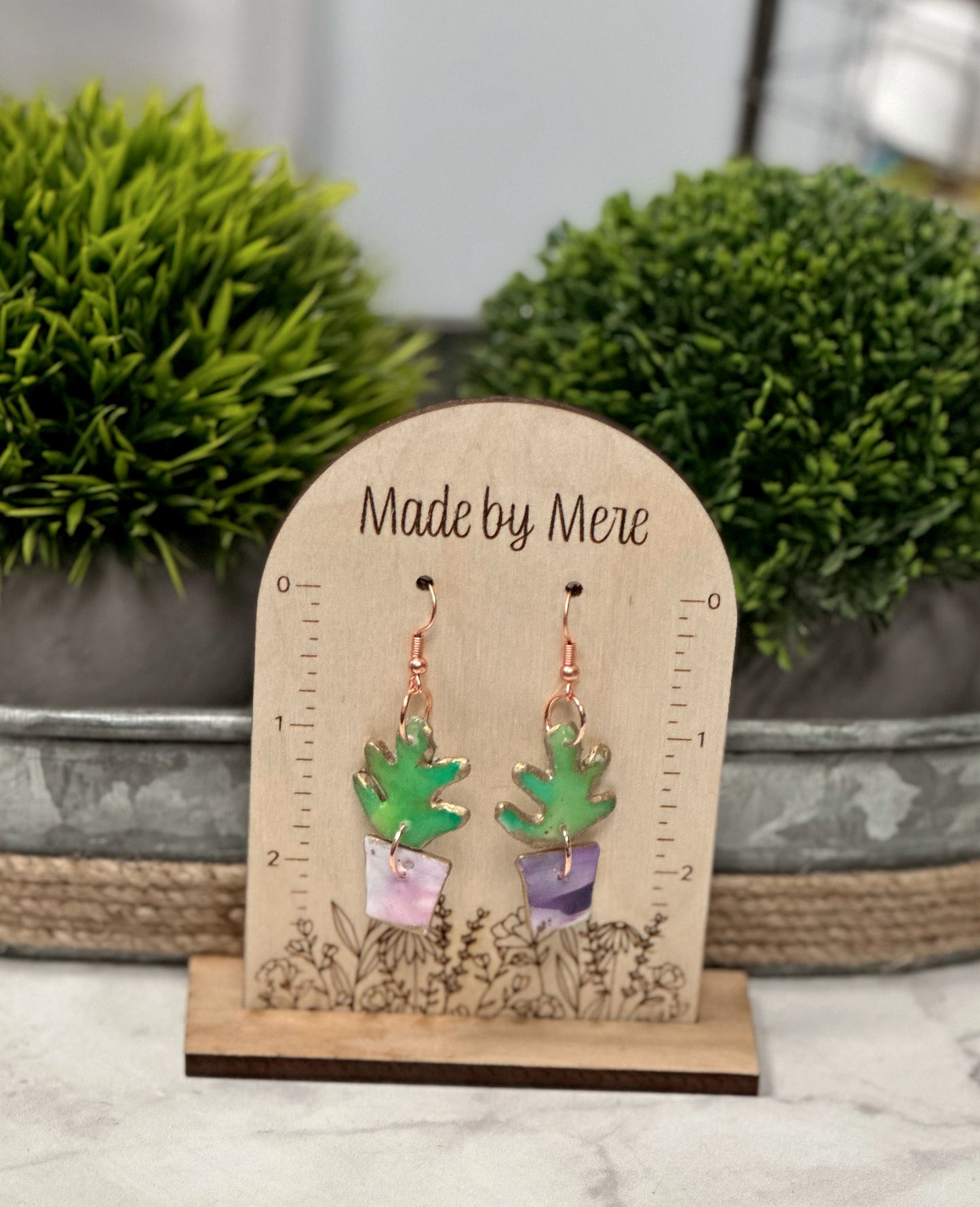 Marbled plant dangles