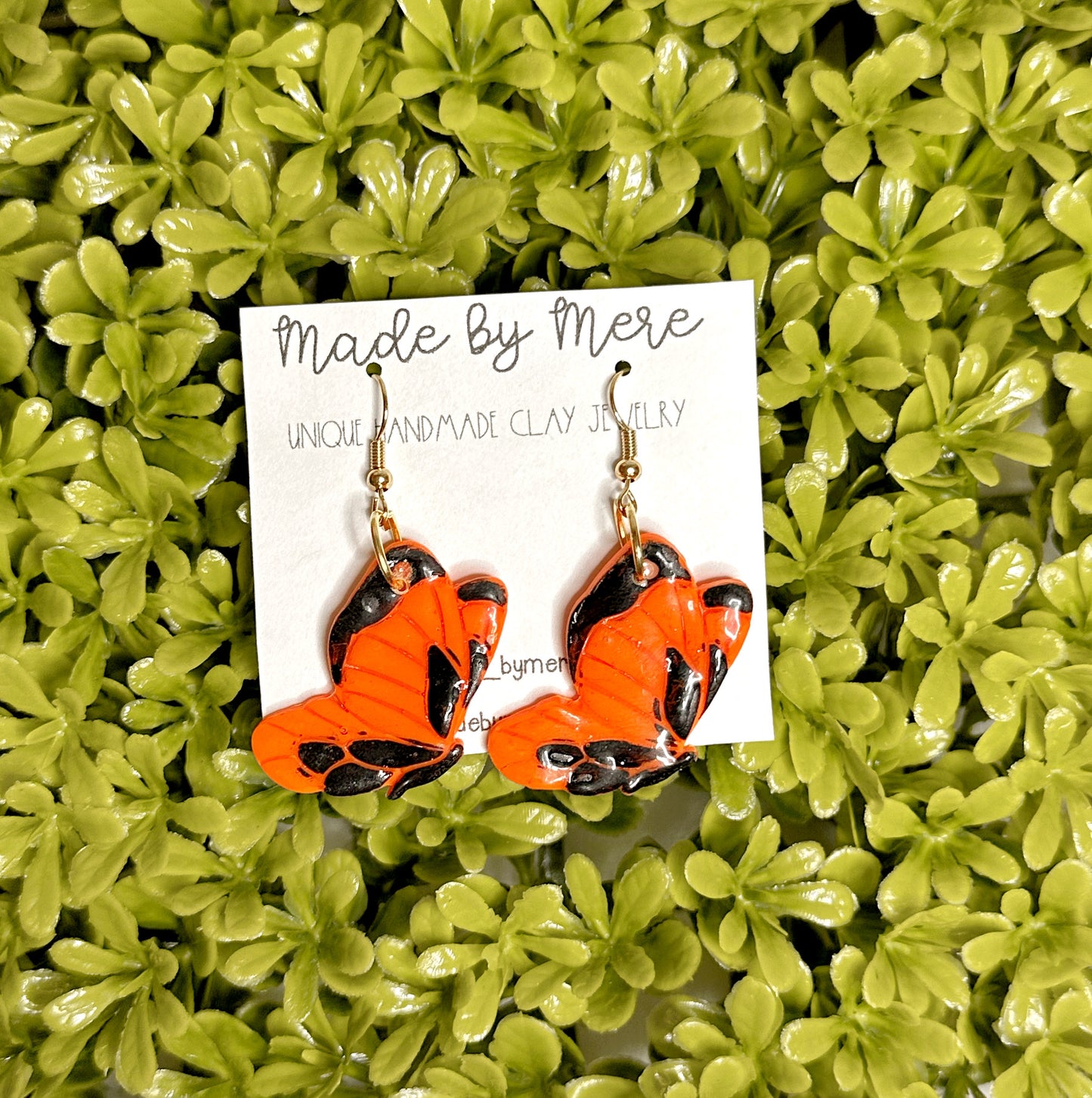 Monarch butterfly 🦋 dangles