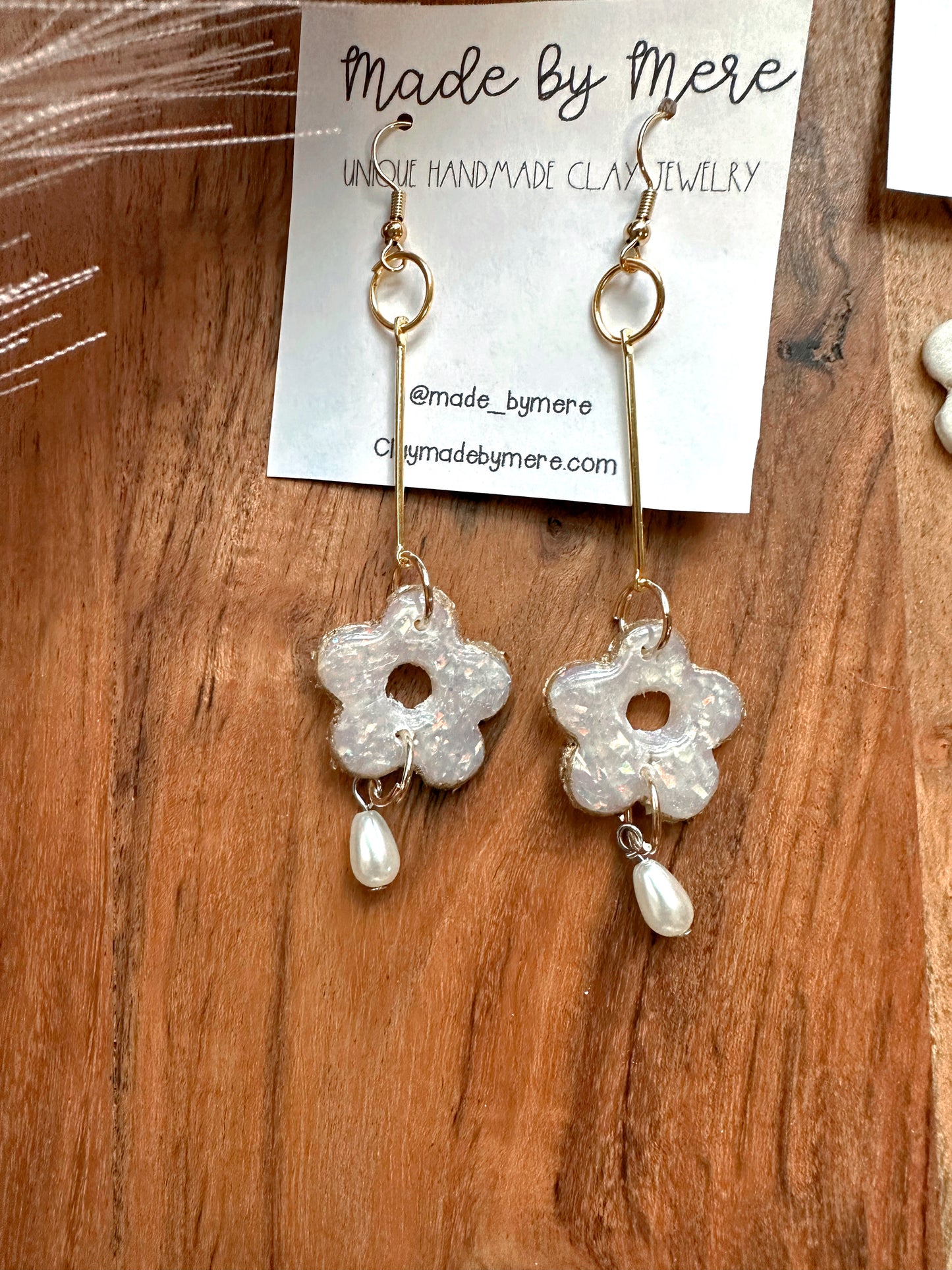 Classy vibes: white/Opal flowers edition