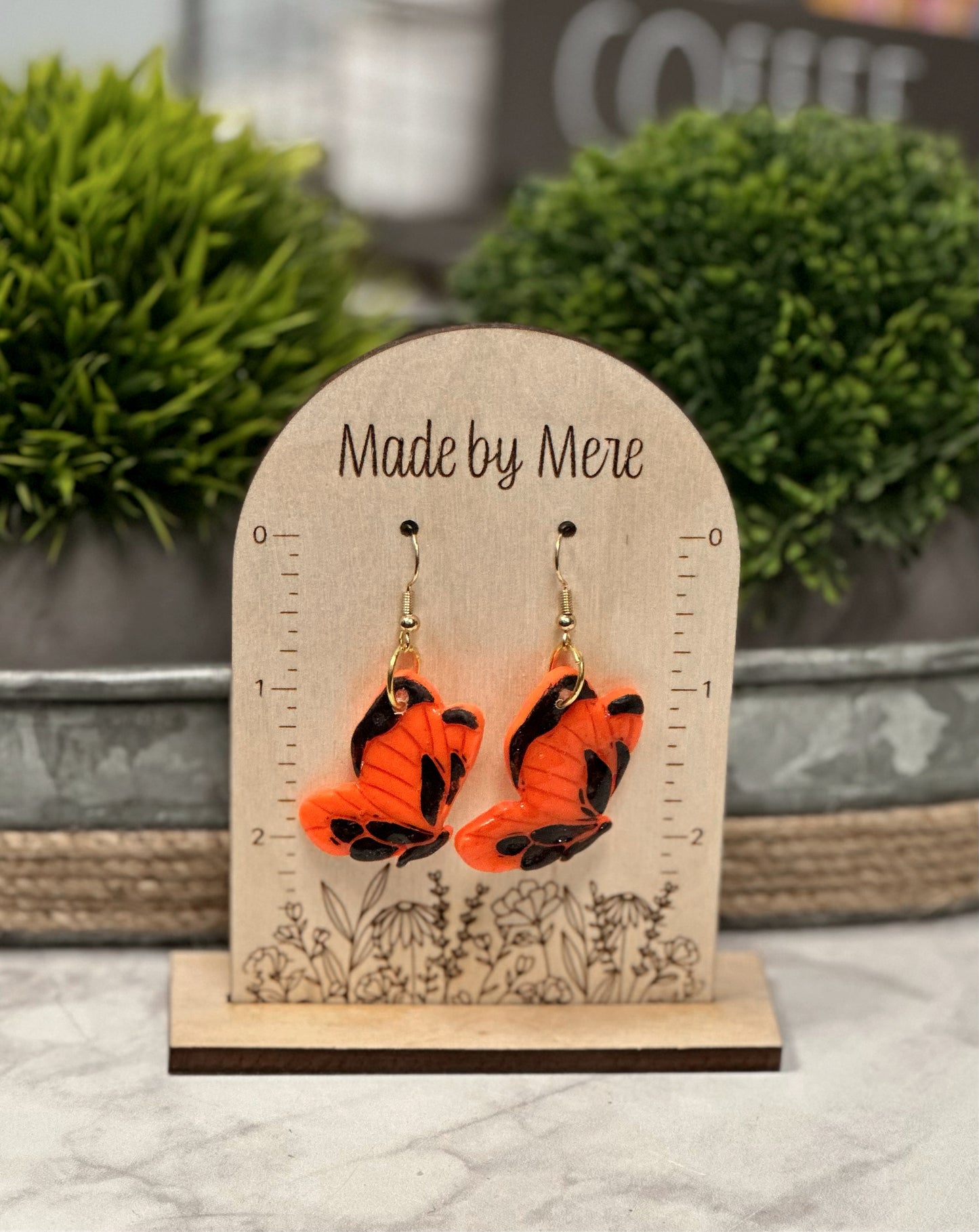Monarch butterfly 🦋 dangles